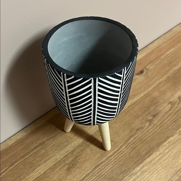 Herringbone Tripod Planter - Picture 2 of 2